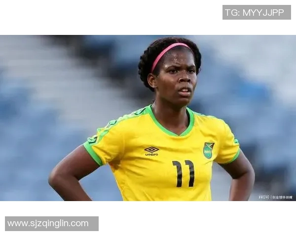 女子足球明星的庆祝动作展现激情与力量的完美结合