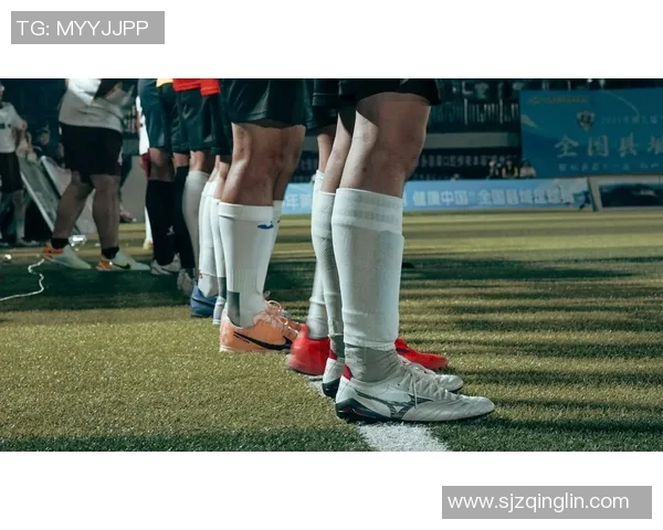 足球明星比赛中意外踢破球鞋瞬间引发热议精彩瞬间定格在场上