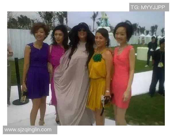 女团与足球明星亲密合影视频揭晓明星背后的友谊与魅力瞬间